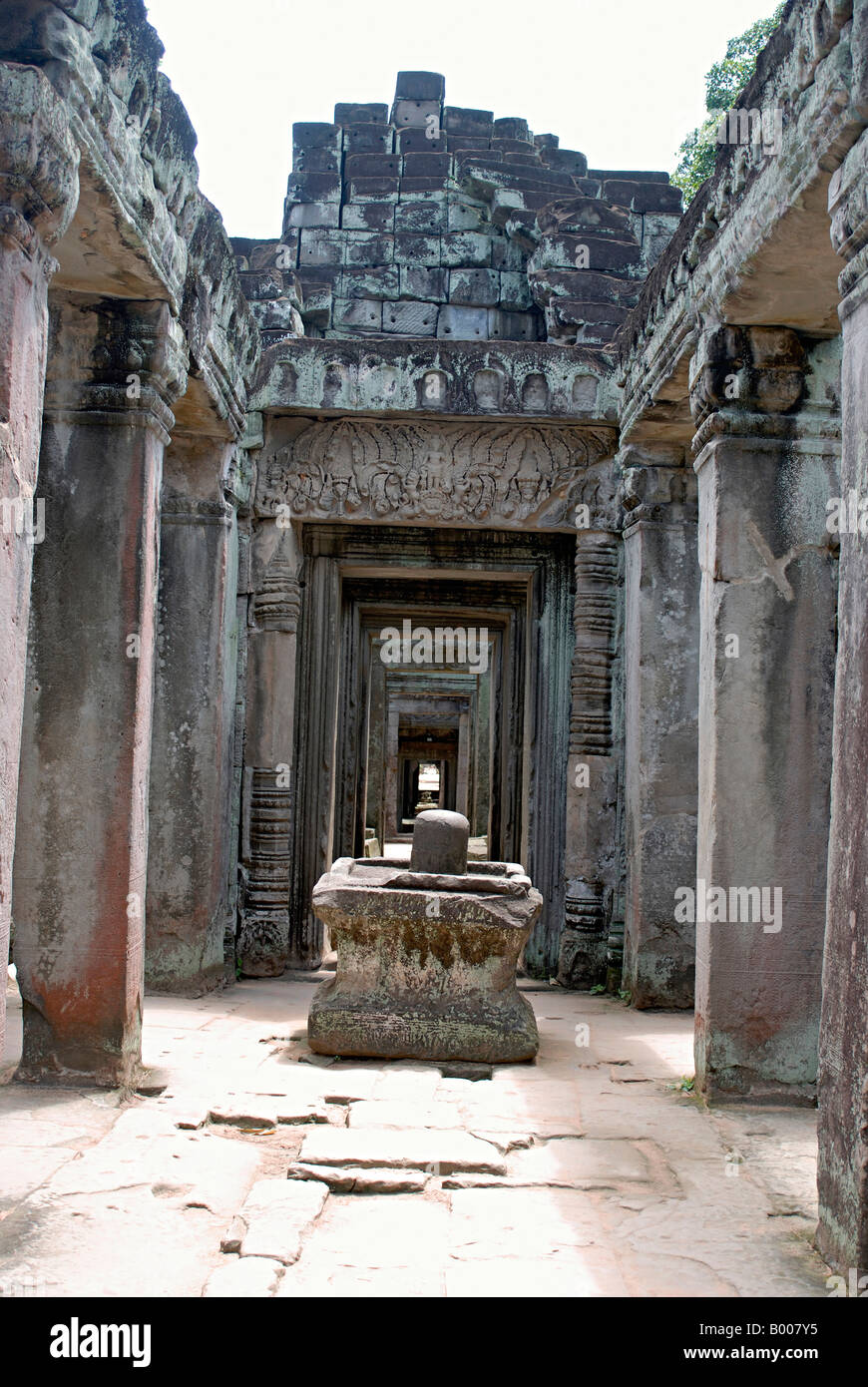 Cambogia, Preah Khan 1191 A.D. Shiva linga nella galleria interna. Foto Stock