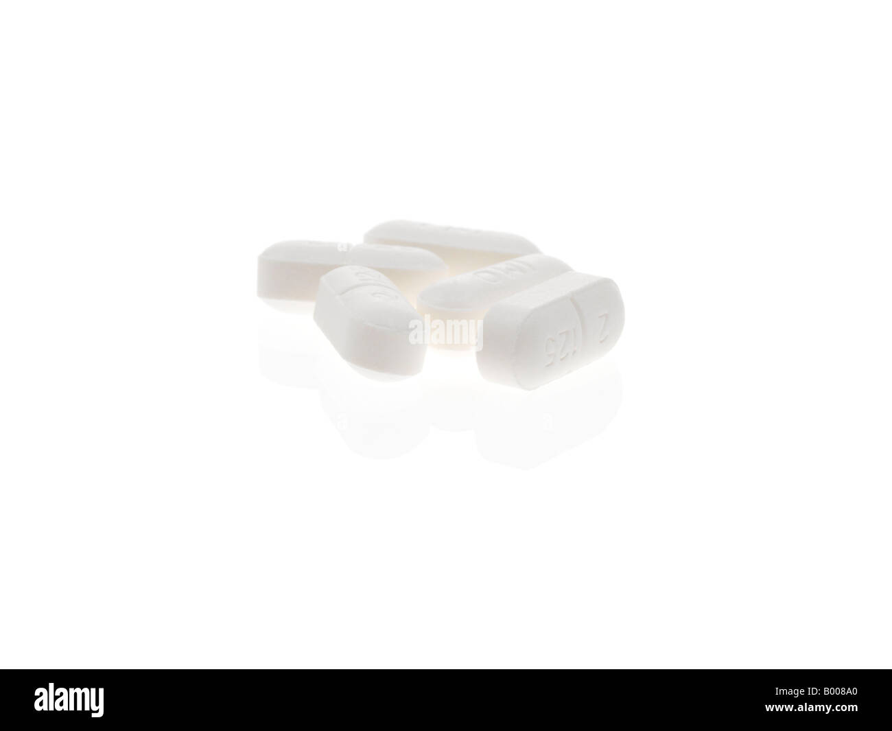 Medicina sanitaria Antibiotici trattamento farmaci, compresse o capsule, senza persone, isolato su bianco Foto Stock