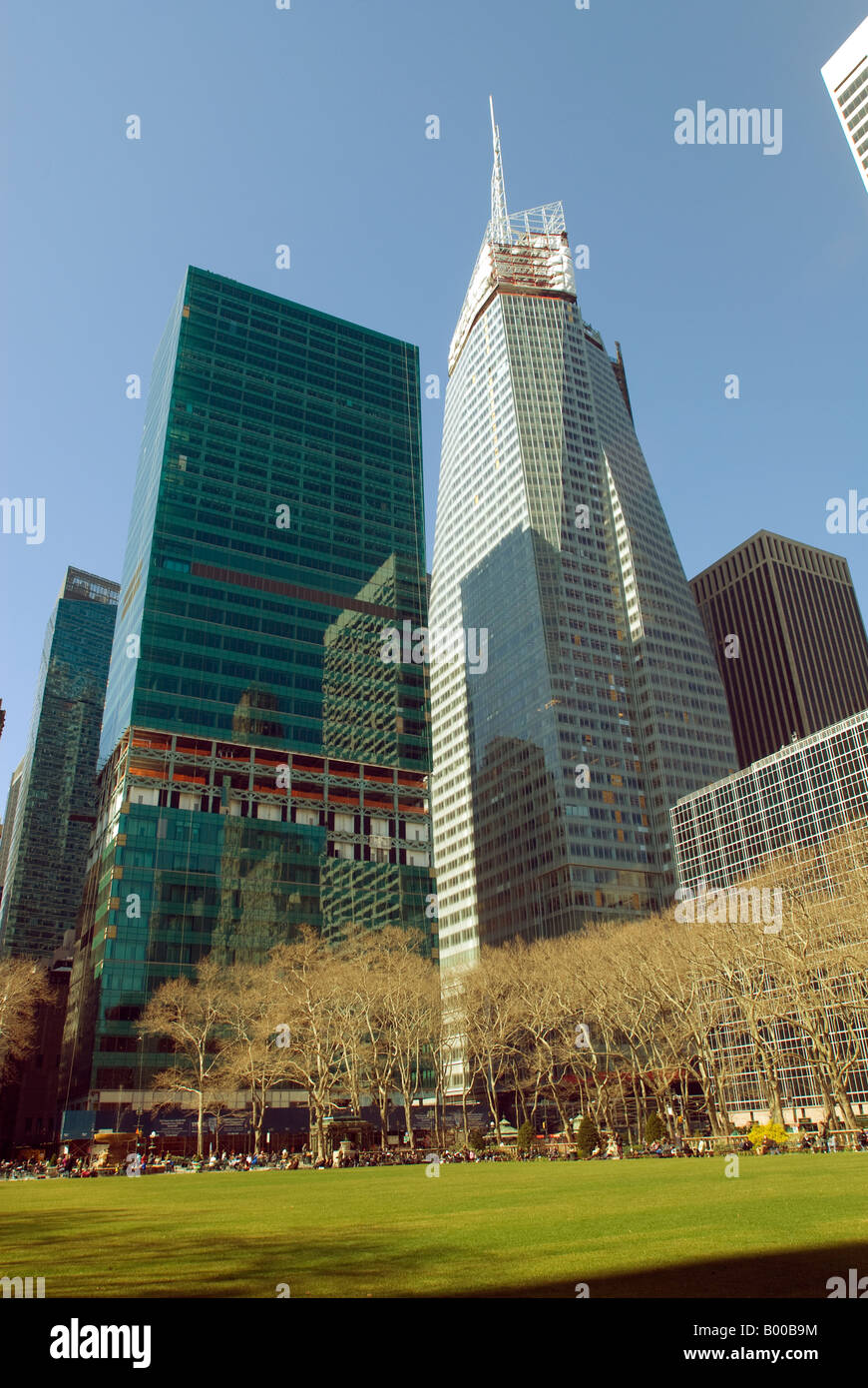 L'ex edificio Verizon sotto lavori di rinnovo e l'under construction Bank of America Tower Foto Stock