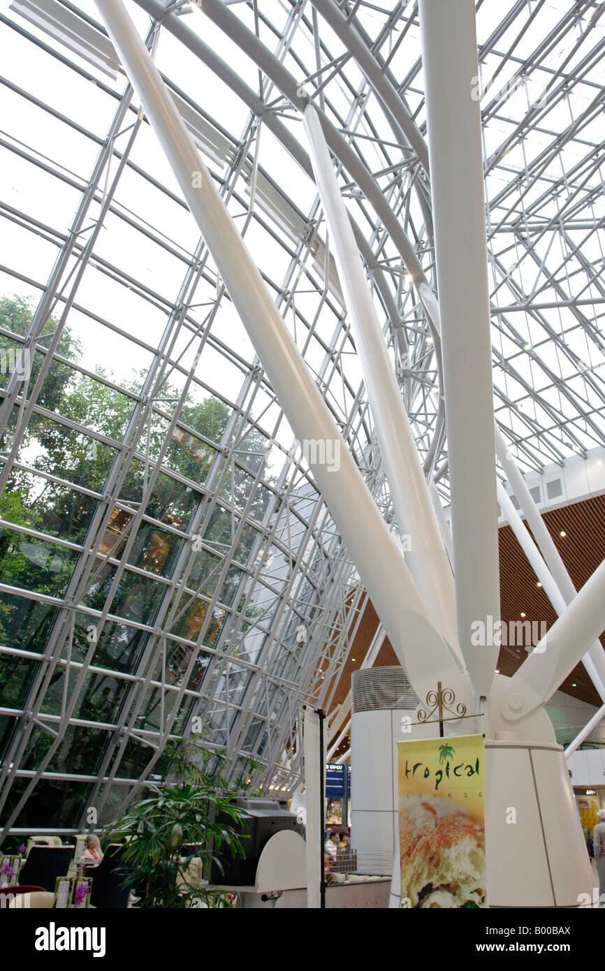 Supporto metallico pilastro dentro l'Aeroporto Internazionale di Kuala Lumpur (KLIA) in Malesia. Foto Stock
