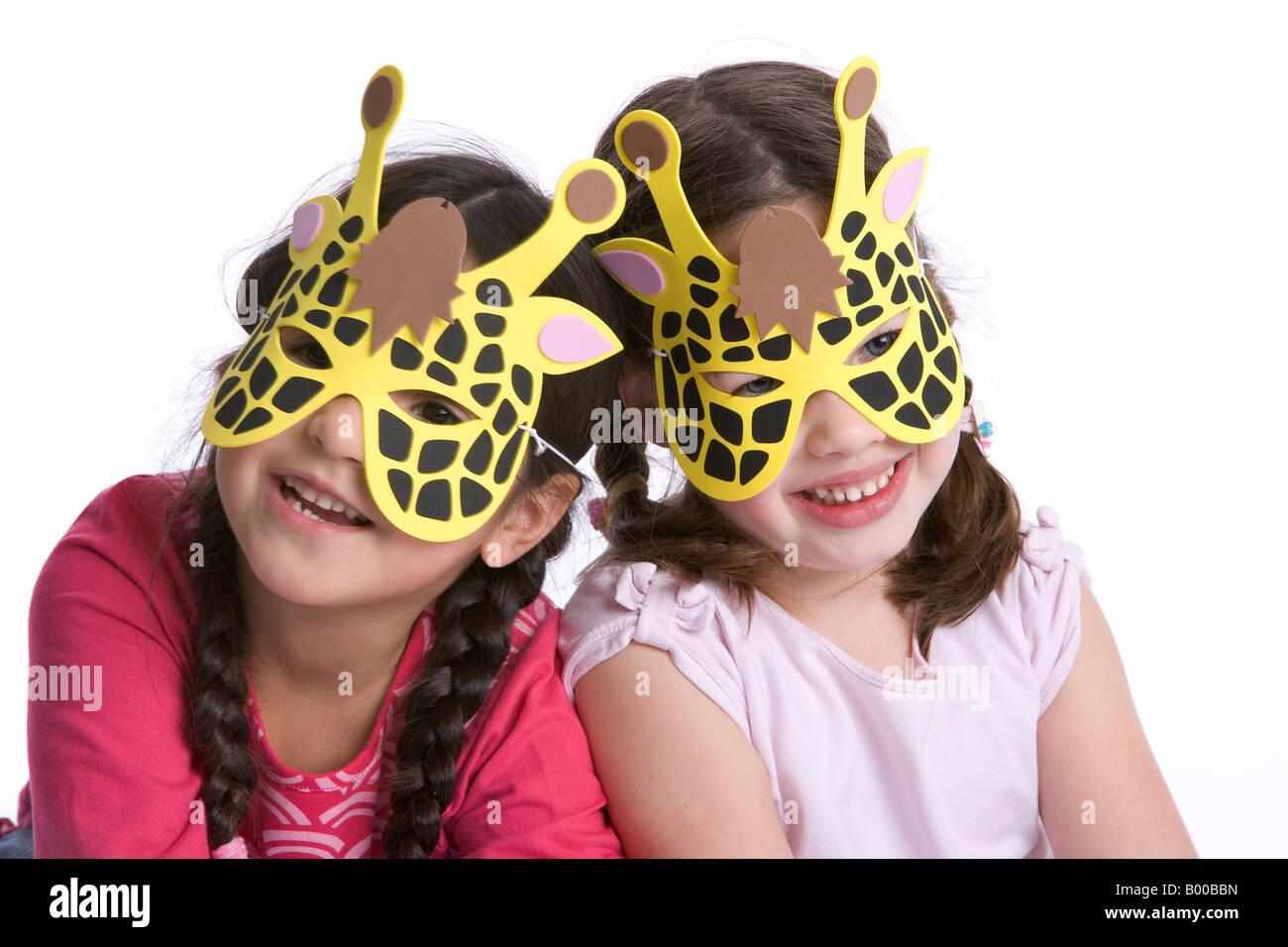 Due ragazze con una maschera giraffa Foto Stock