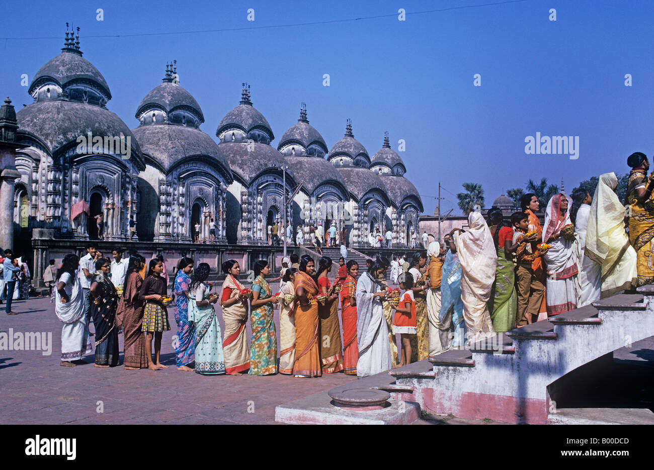 La Kali TempleCalcutta (Kolkata).Le donne al tempio Dakshineswar dove pregano per Kali per un bambino o un uomo. Foto Stock