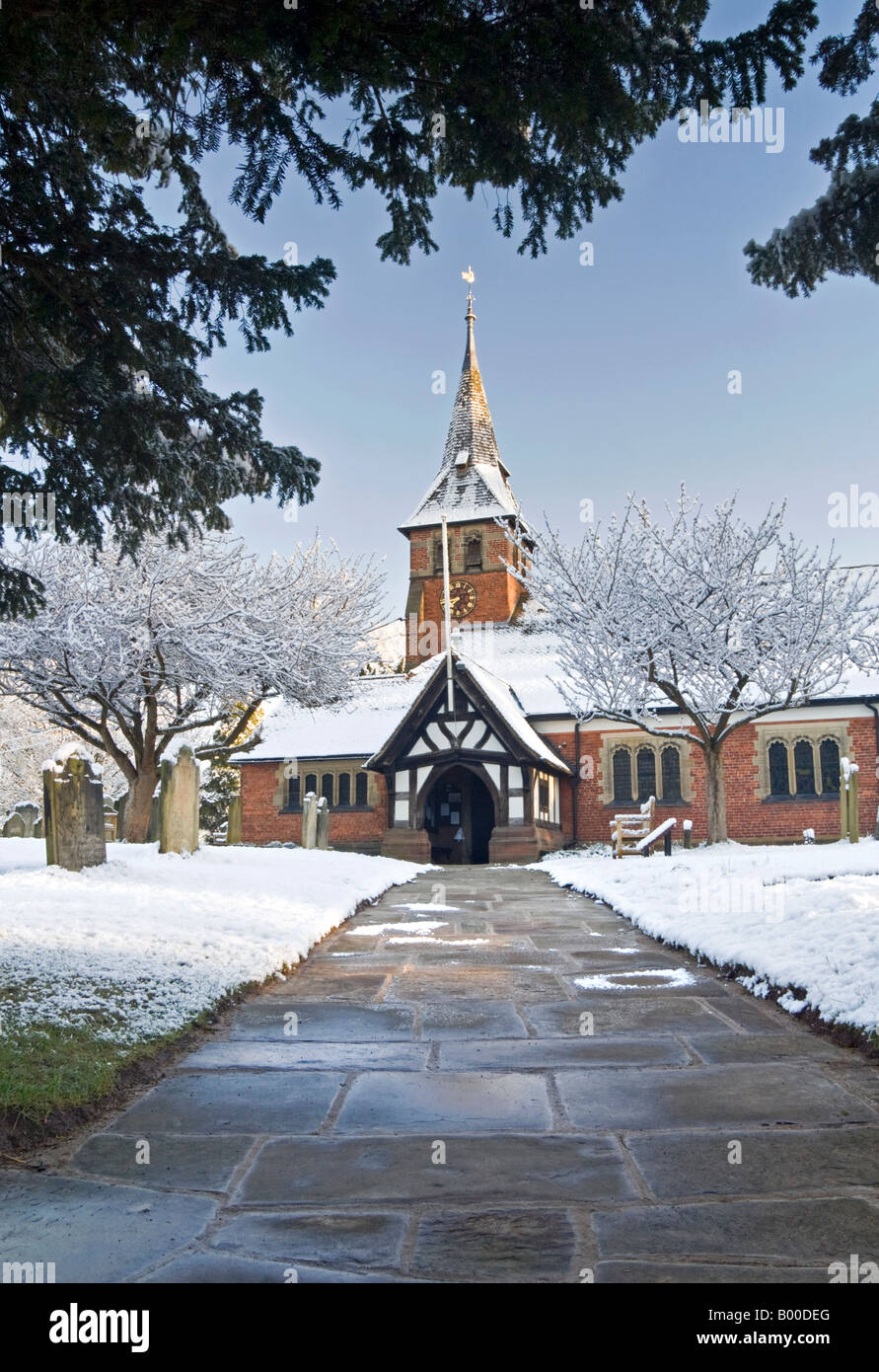 Chiesa di Santa Maria di un tradizionale inglese Chiesa Parrocchiale in inverno, Whitegate, Cheshire, Inghilterra, Regno Unito Foto Stock