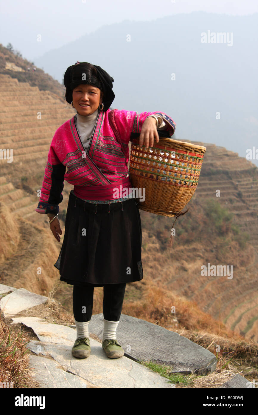 Yao Donna con cesto di merci ricamato in vendita presso Longji terrazze di riso, Pingan village, Longsheng County, Cina Foto Stock