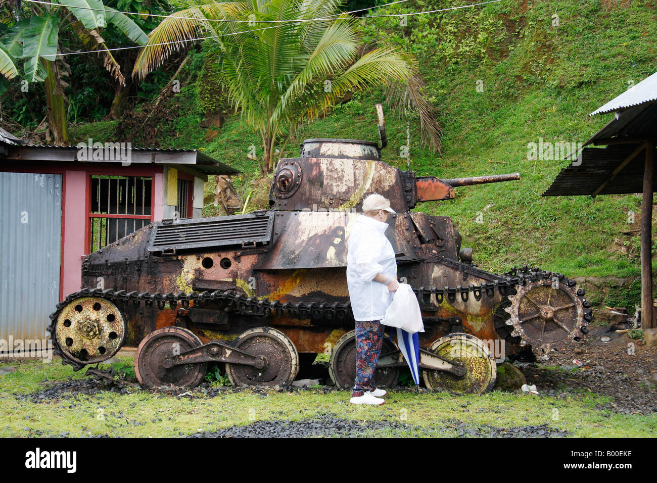 Vecchia Guerra Mondiale 2 serbatoio giapponese sull'isola di Pohnpei negli Stati federati di Micronesia Foto Stock