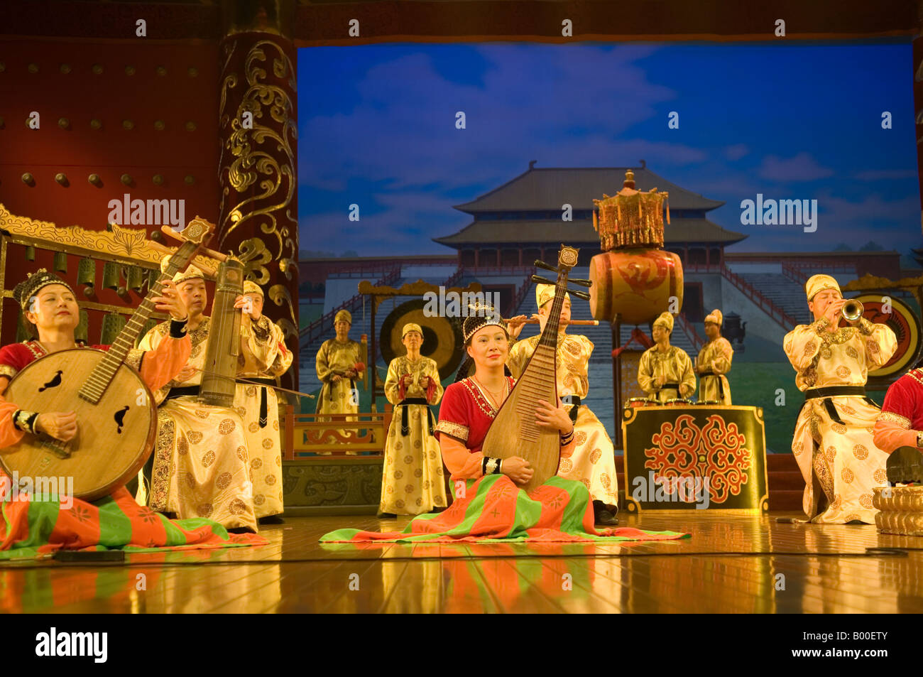 I ballerini di esecuzione della Via della Seta un codolo danza durante la Dinastia Tang teatro in Xian Provincia di Shaanxi Cina Asia Foto Stock