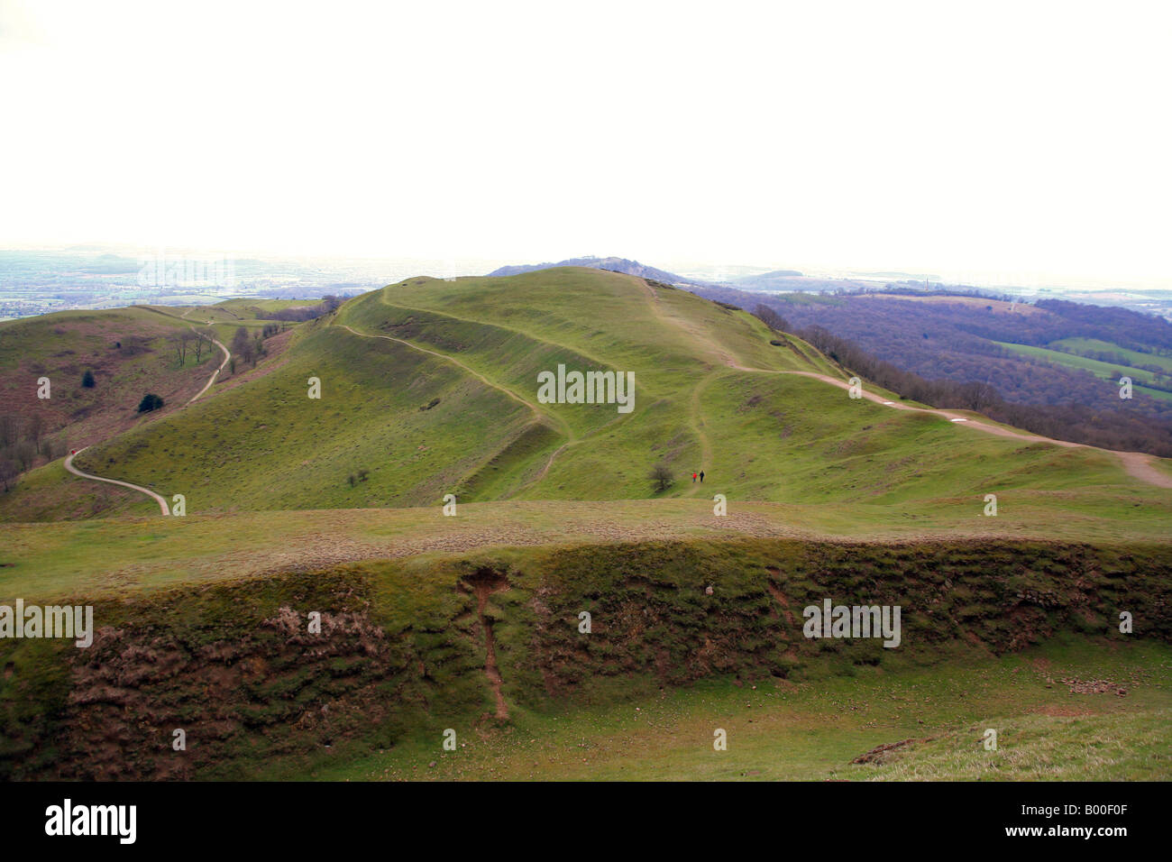 Guardando verso sud lungo il Malvern Hills dall'Herefordshire faro a luce rotante e British Camp a Età del Ferro e lavori di sterro Foto Stock