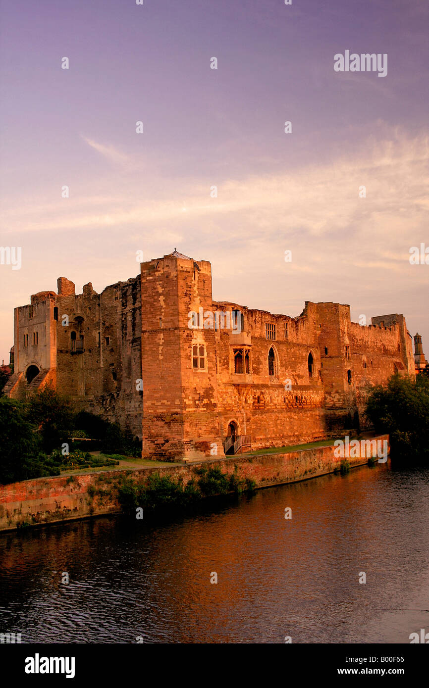 Crepuscolo e Newark Castle Newark on Trent Nottinghamshire Inghilterra Gran Bretagna REGNO UNITO Foto Stock