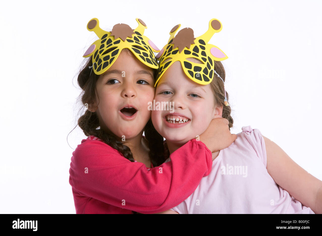 Due ragazze con una maschera giraffa Foto Stock