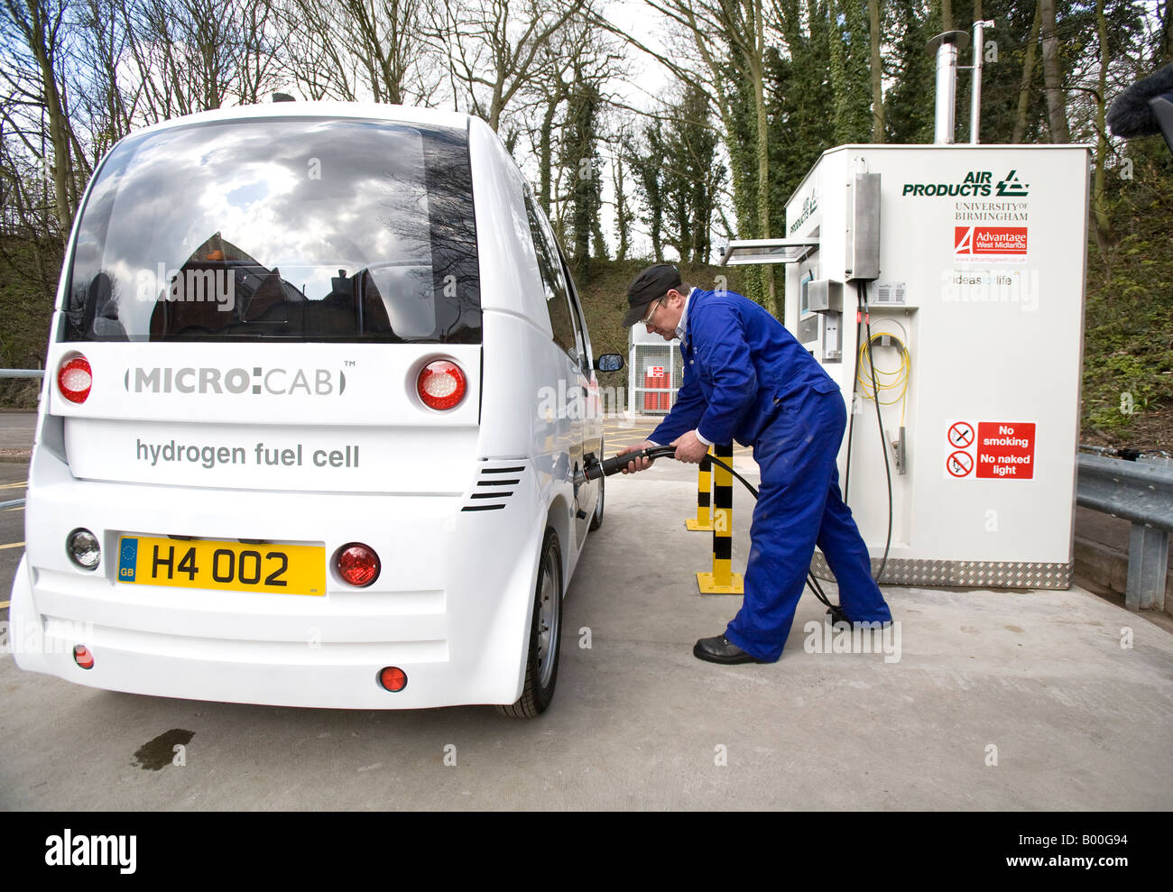 Un uomo il riempimento di una cella a combustibile idrogeno auto presso una pompa speciale presso l' Università di Birmingham REGNO UNITO Foto Stock