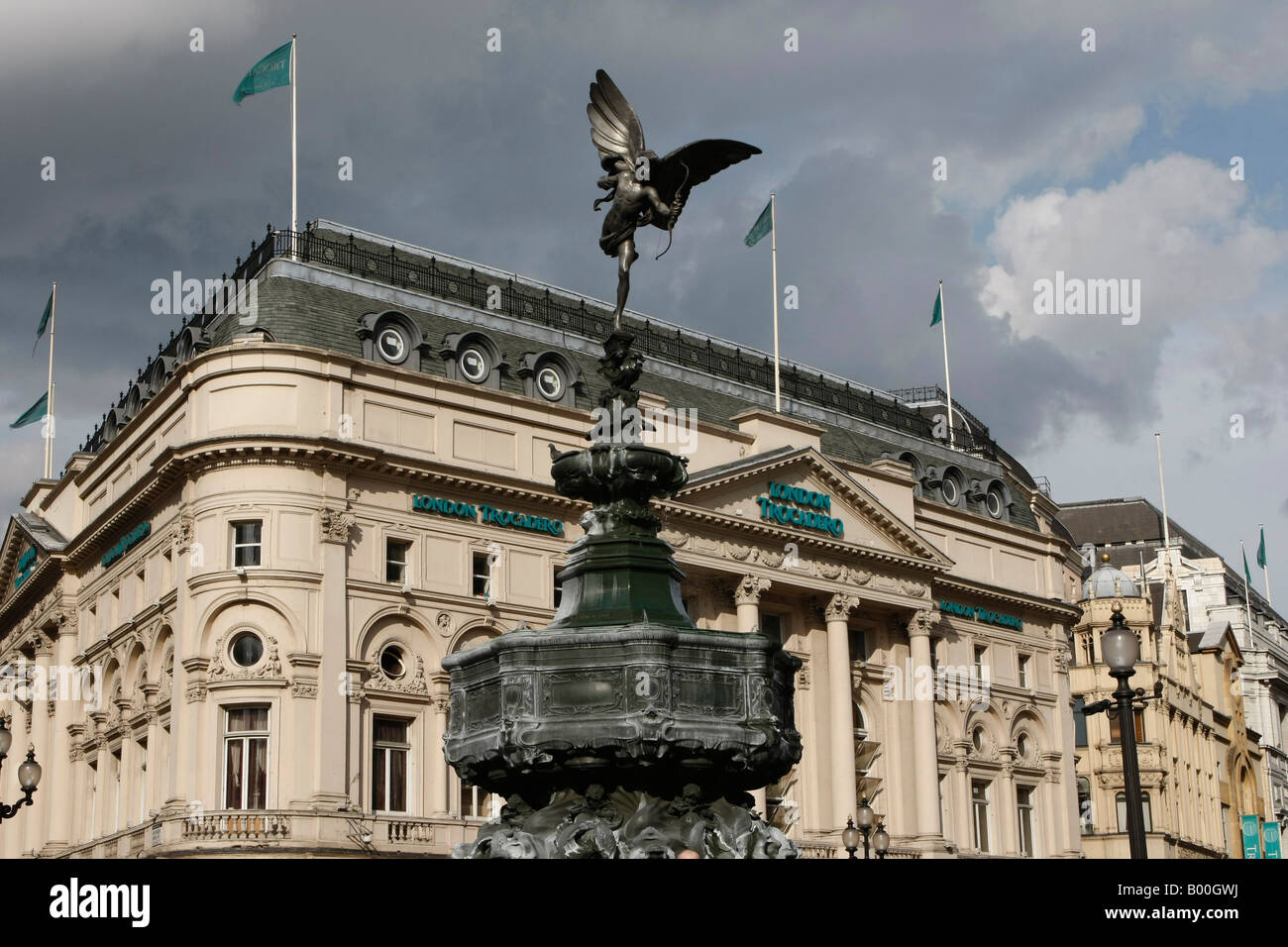 Statua di Eros a Piccadilly Circus a Londra con il famoso TROCADERO CENTER in background Foto Stock