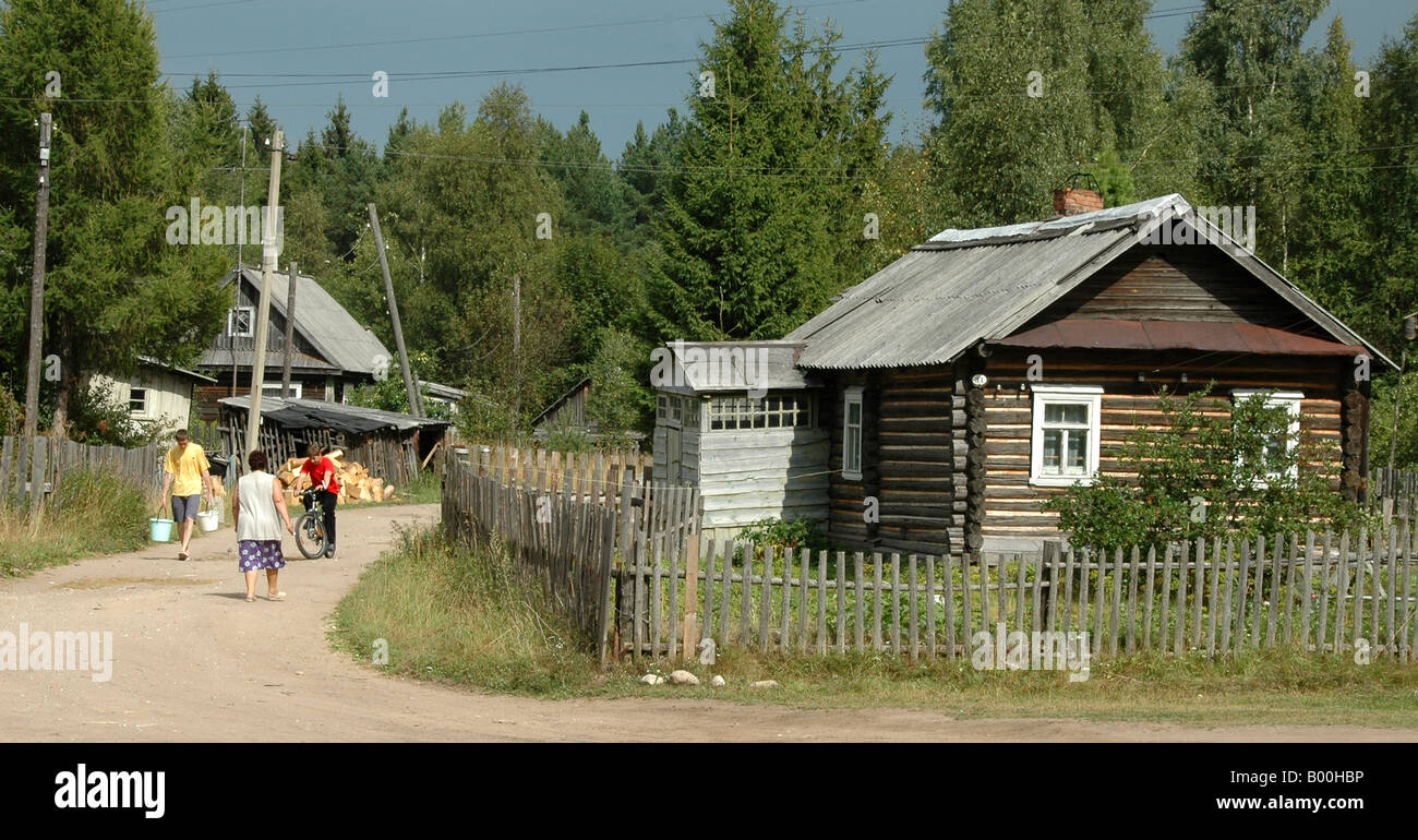 La vita quotidiana nel villaggio russo Somino, regione di Leningrado, Russia Foto Stock