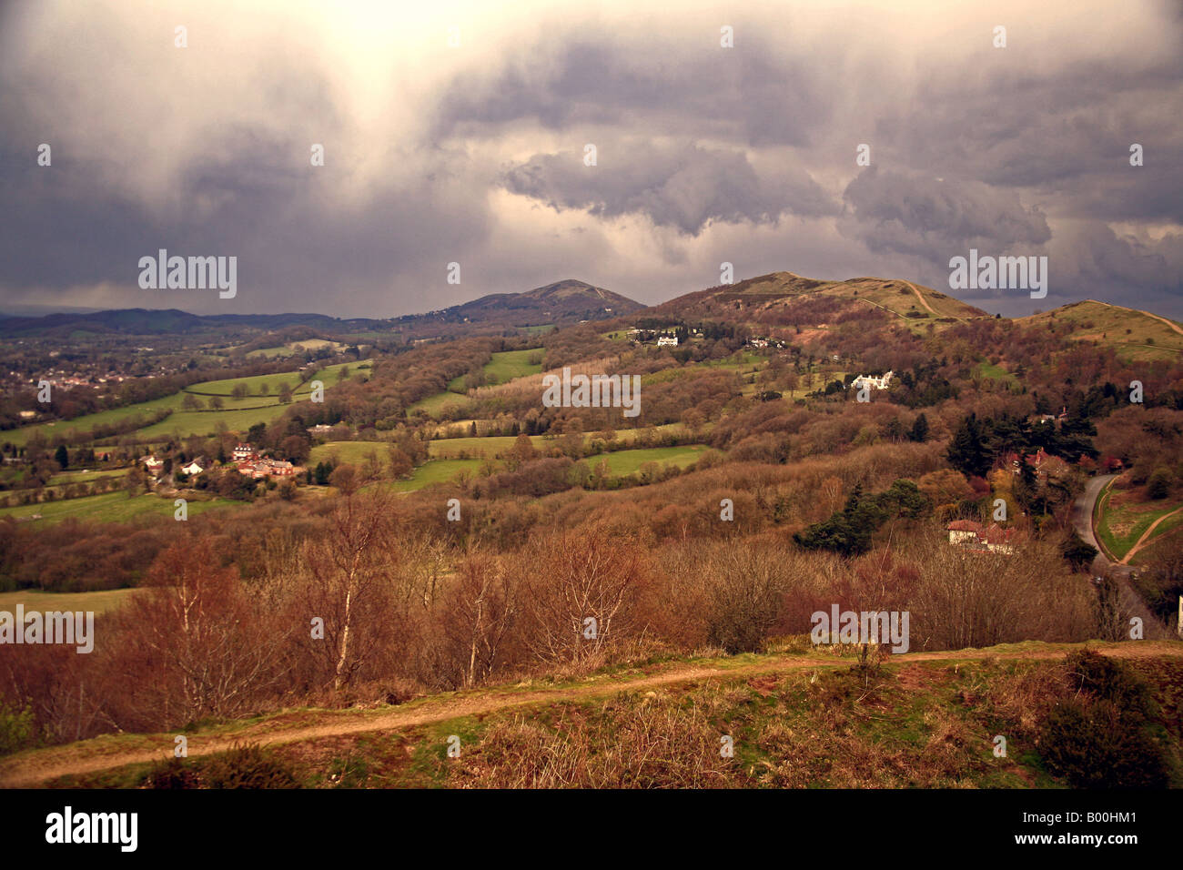 Guardando a nord lungo il Malvern Hills dall'Herefordshire faro a luce rotante e British Camp a Età del Ferro e lavori di sterro Foto Stock