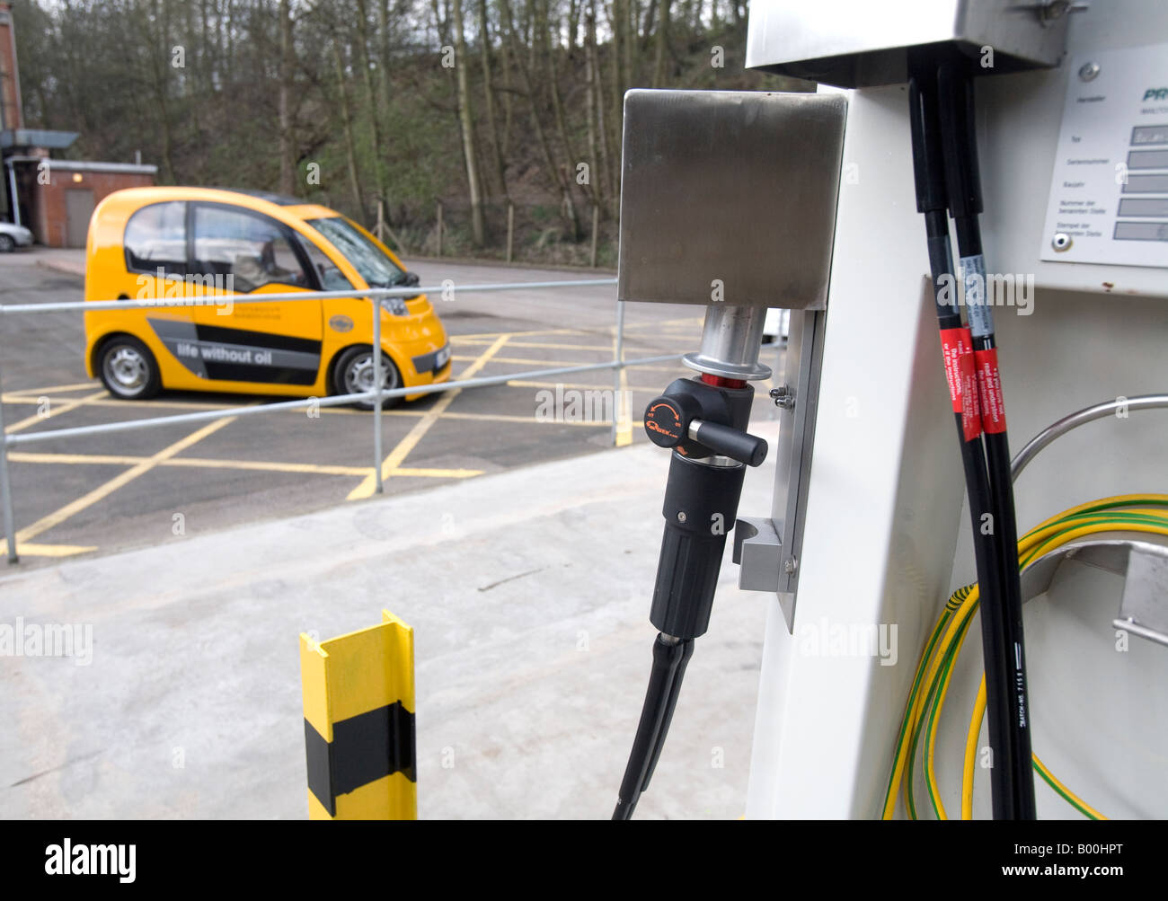 Una cella a combustibile idrogeno motore alimentato unità auto passato un gas idrogeno pompa di erogazione, Birmingham, Inghilterra, Regno Unito. Foto Stock