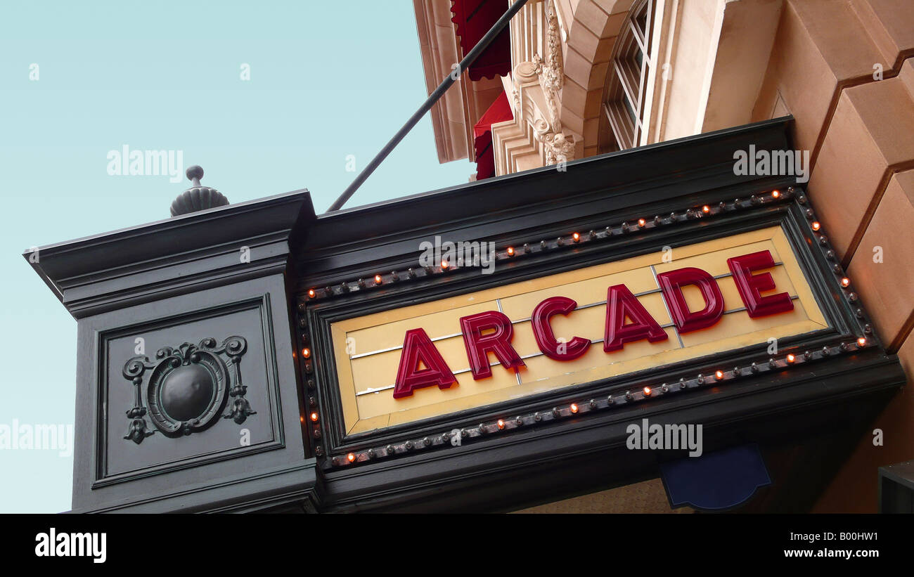 Segno Arcade su Old movie theater locandina. Foto Stock