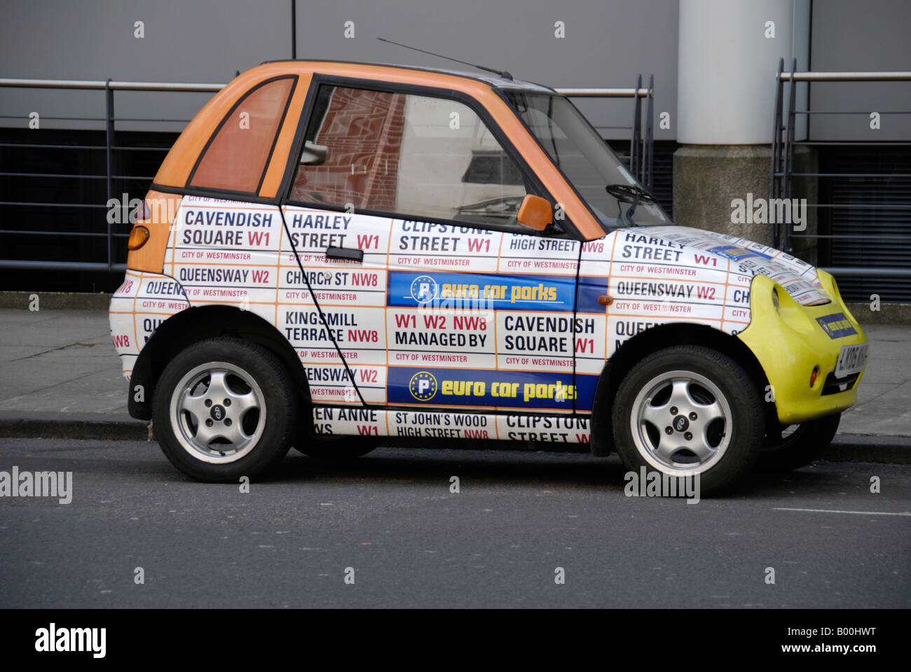 Piccola auto coperti nella pubblicità sotto forma di London street segni Foto Stock