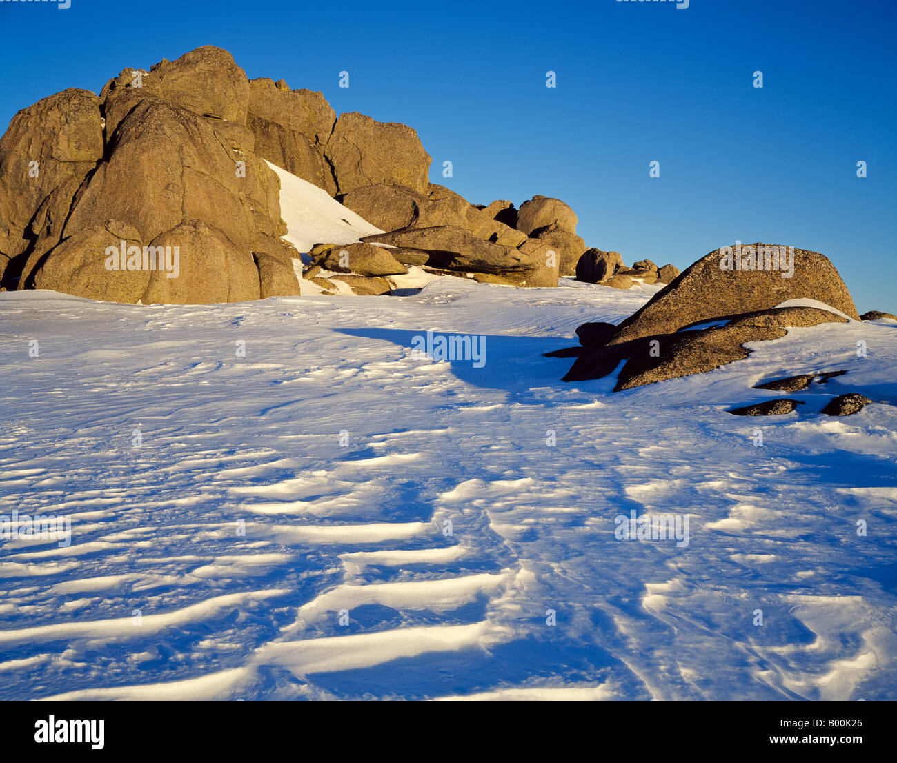 Tori di granito sulla gamma Ramshead montagne innevate Kosciuszko Parco Nazionale del Nuovo Galles del Sud Australia Foto Stock