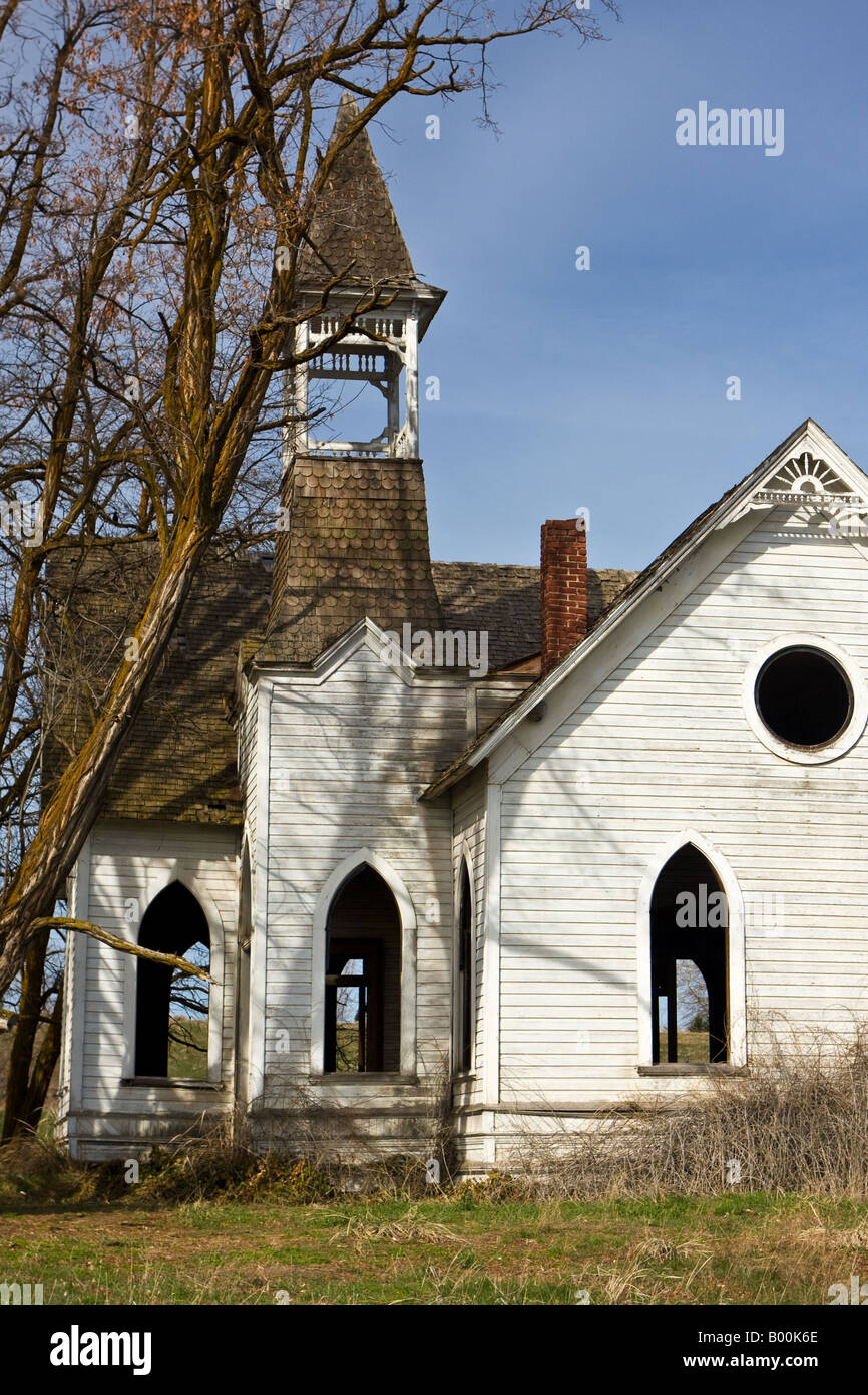 Abbandonare la vecchia chiesa situata a Grass Valley Oregon Foto Stock