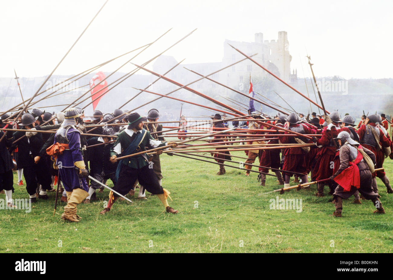 Rievocazione storica pikemen Guerra Civile Inglese Helmsley Castle Yorkshire England Regno Unito pikes battaglia Cromwell Cromwellian battaglia Foto Stock