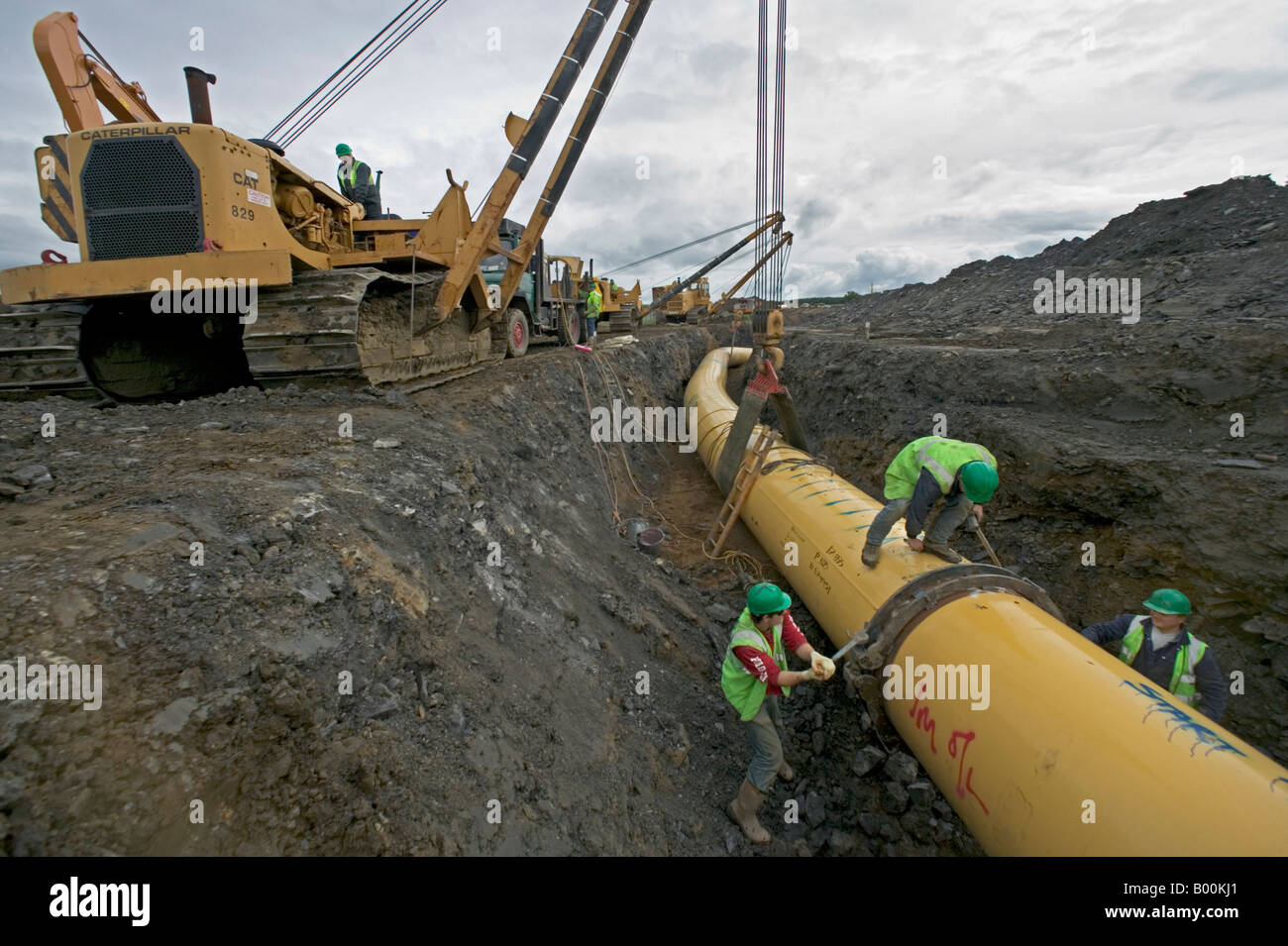 I contraenti collegare temporaneamente il collare di acciaio a sezioni di alta pressione trasmissione gas pipeline in acciaio prima della saldatura Foto Stock