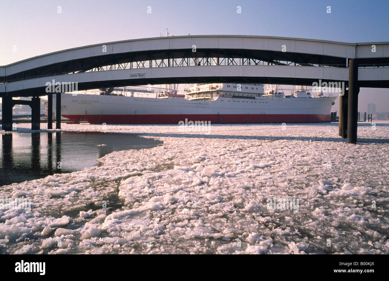 Jan 20, 2006 - il ghiaccio ricopre il fiume Elba a Ueberseebruecke (Cap San Diego sul retro) nel porto tedesco di Amburgo. Foto Stock