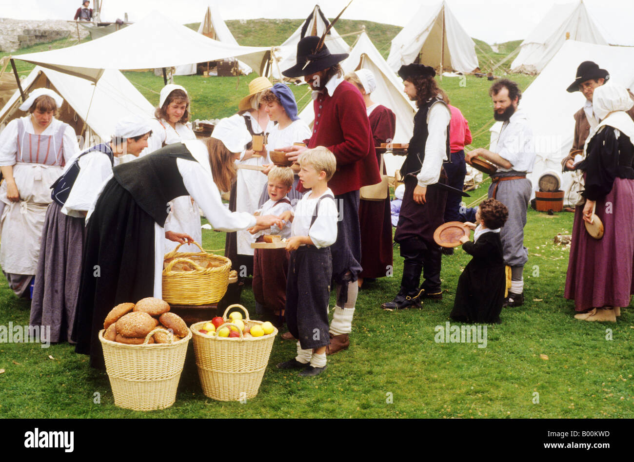 La rievocazione storica della guerra civile inglese pasto alimentazione mangiare cibo del XVII secolo la storia Cromwell cromwellian Commonwealth Foto Stock