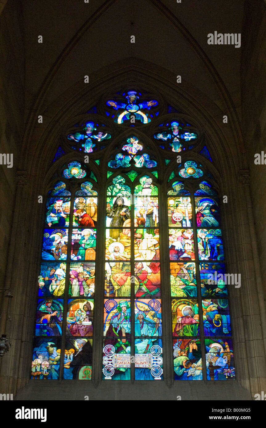 Vista interna di una delle molte vetrate della Cattedrale di San Vito sulla facciata sud. Foto Stock