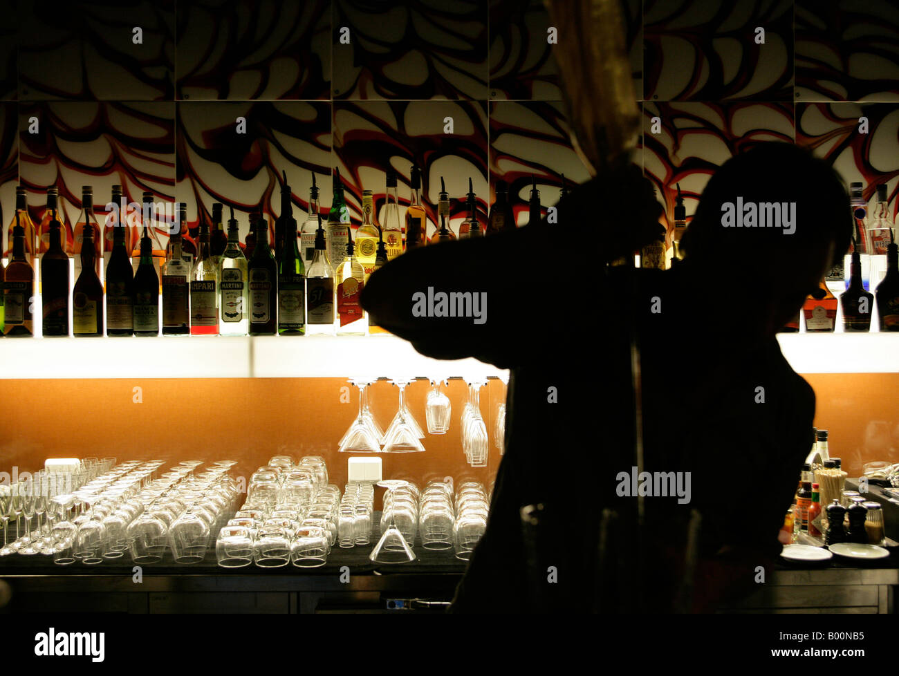 Bar gara versando una bevanda Foto Stock