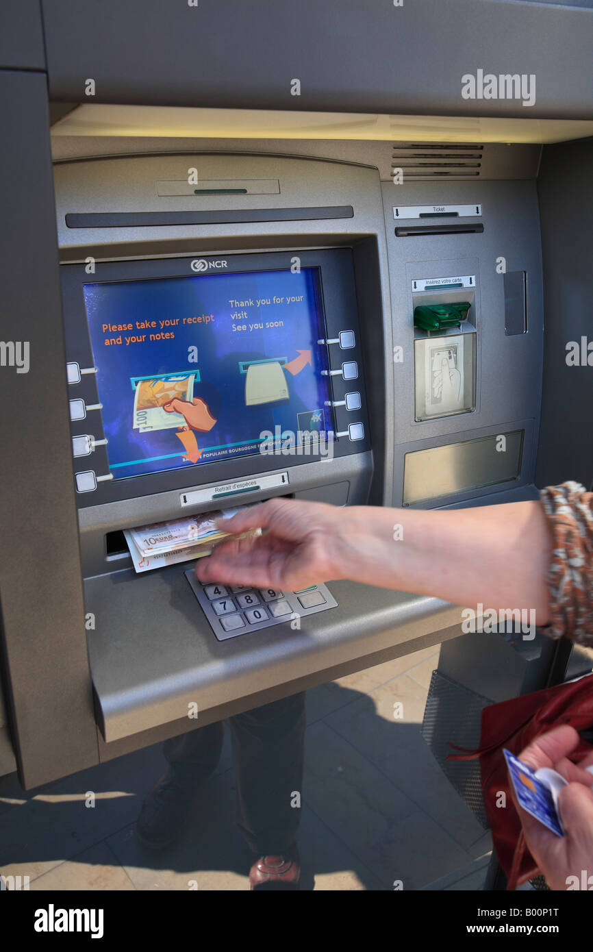 ATM a Banque Populaire, Francia erogazione di euro. Foto Stock