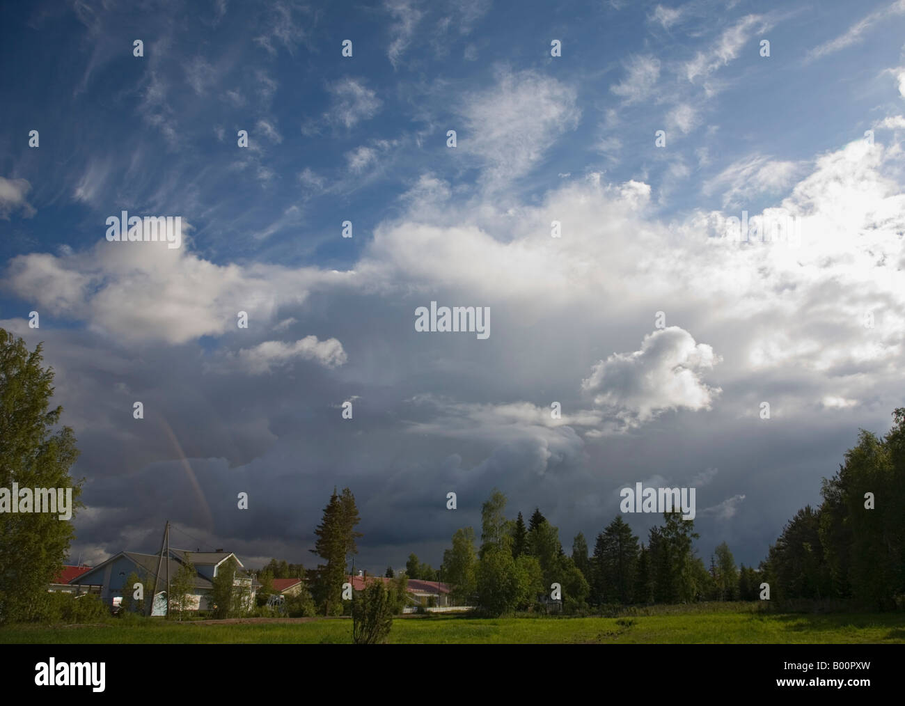 Fronte del tempo, limite delle nuvole di temporali che si innalzano sull'area residenziale , Finlandia Foto Stock