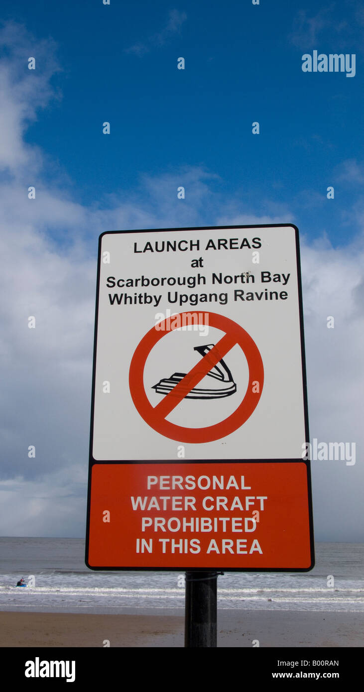 Segnale di avvertimento sulla spiaggia per North Bay, Scarborough, Regno Unito Foto Stock