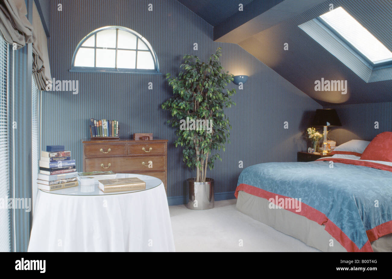 Casa di grandi dimensioni in pianta degli anni ottanta conversione mansarda camera da letto blu con carta da parati a strisce Foto Stock