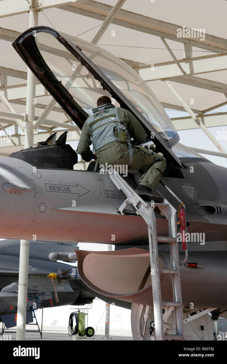Ritratto di un pilota nel casco si trova nella cabina di pilotaggio di un  aereo da caccia