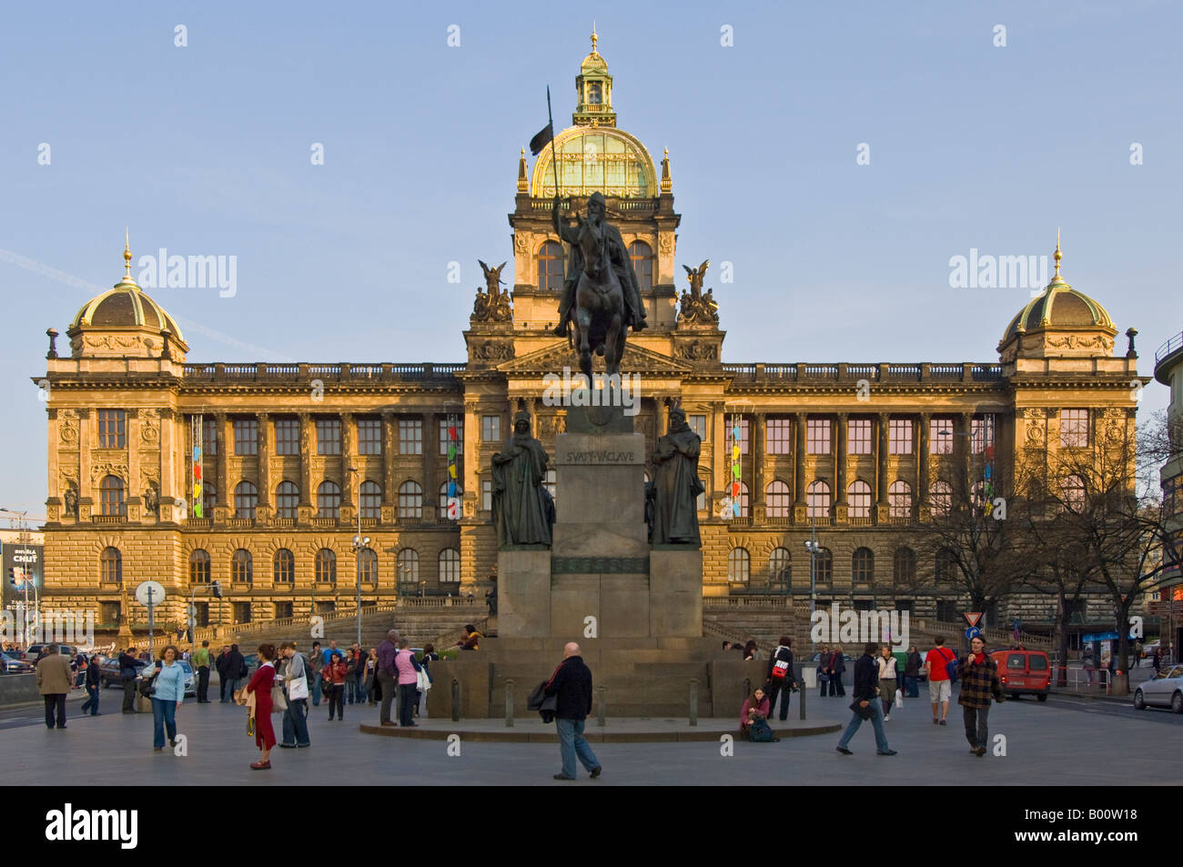 Il monumento di Wenceslas e turisti di fronte all'edificio principale del Museo Nazionale di Praga. Foto Stock