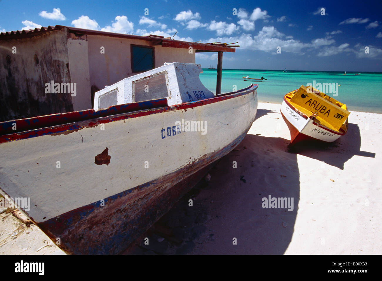 Vecchie barche da pesca sulla riva Antille Olandesi Foto Stock