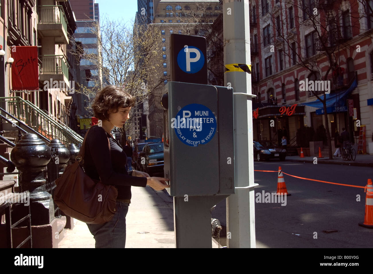 Un cliente acquista il tempo di parcheggio a quella di New York City s Muni metri Foto Stock