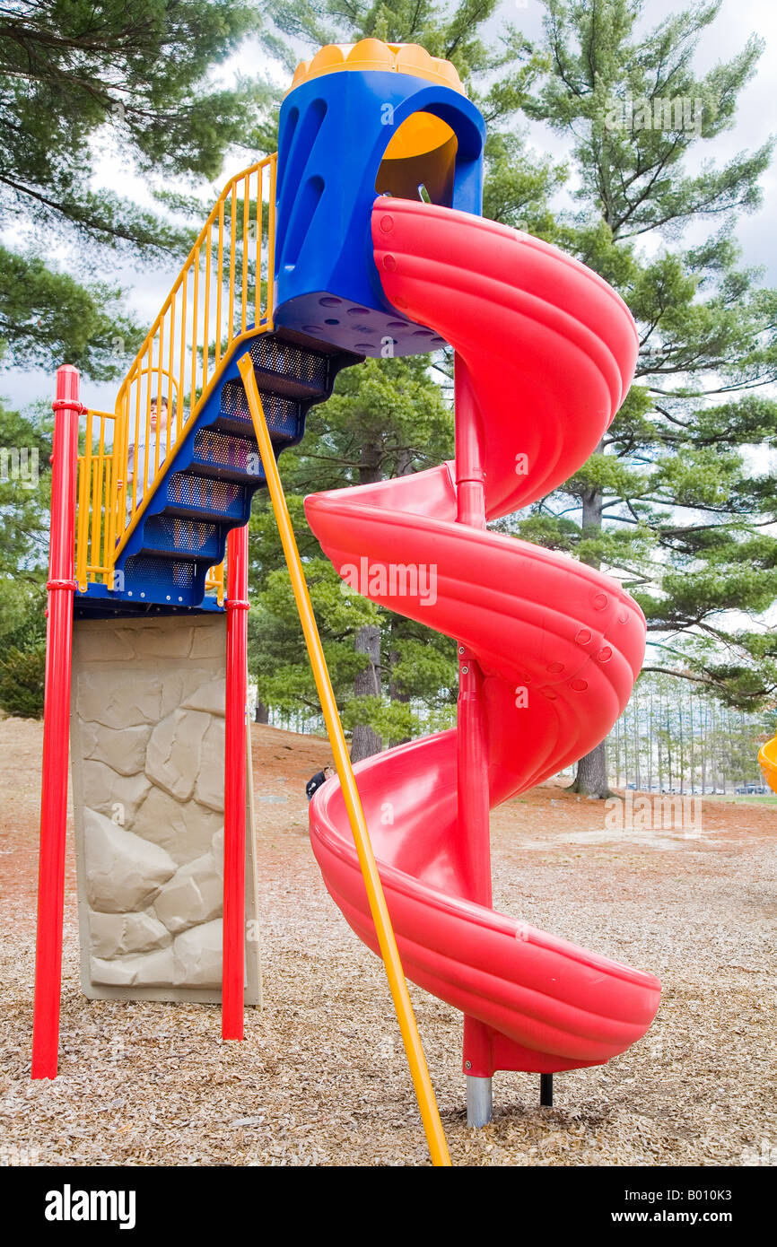 Attrezzature per parchi giochi, slitta, scivolo a spirale, il parco giochi  per bambini Foto stock - Alamy