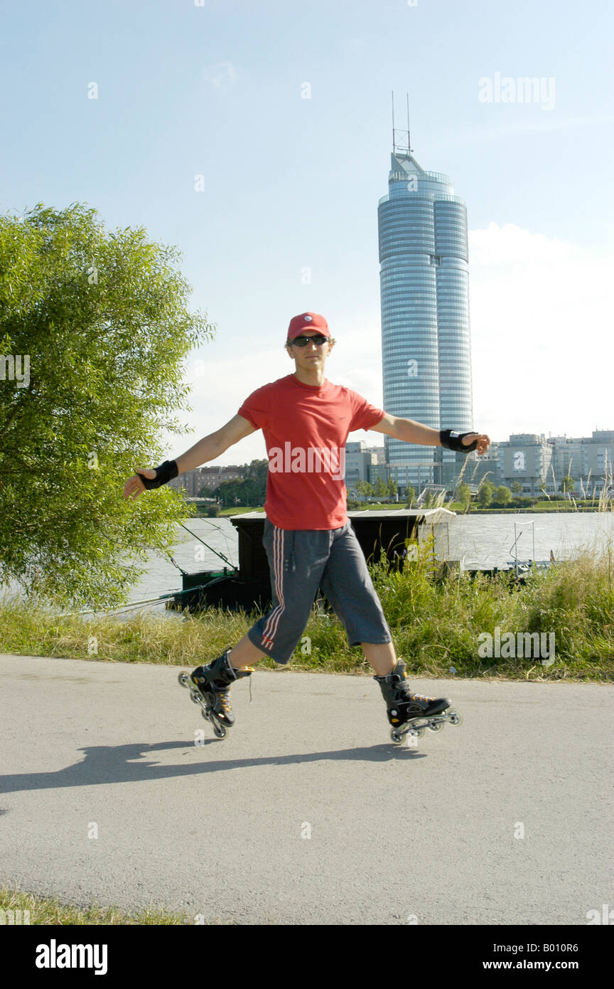 Skater rullo sull'isola del Danubio Foto Stock