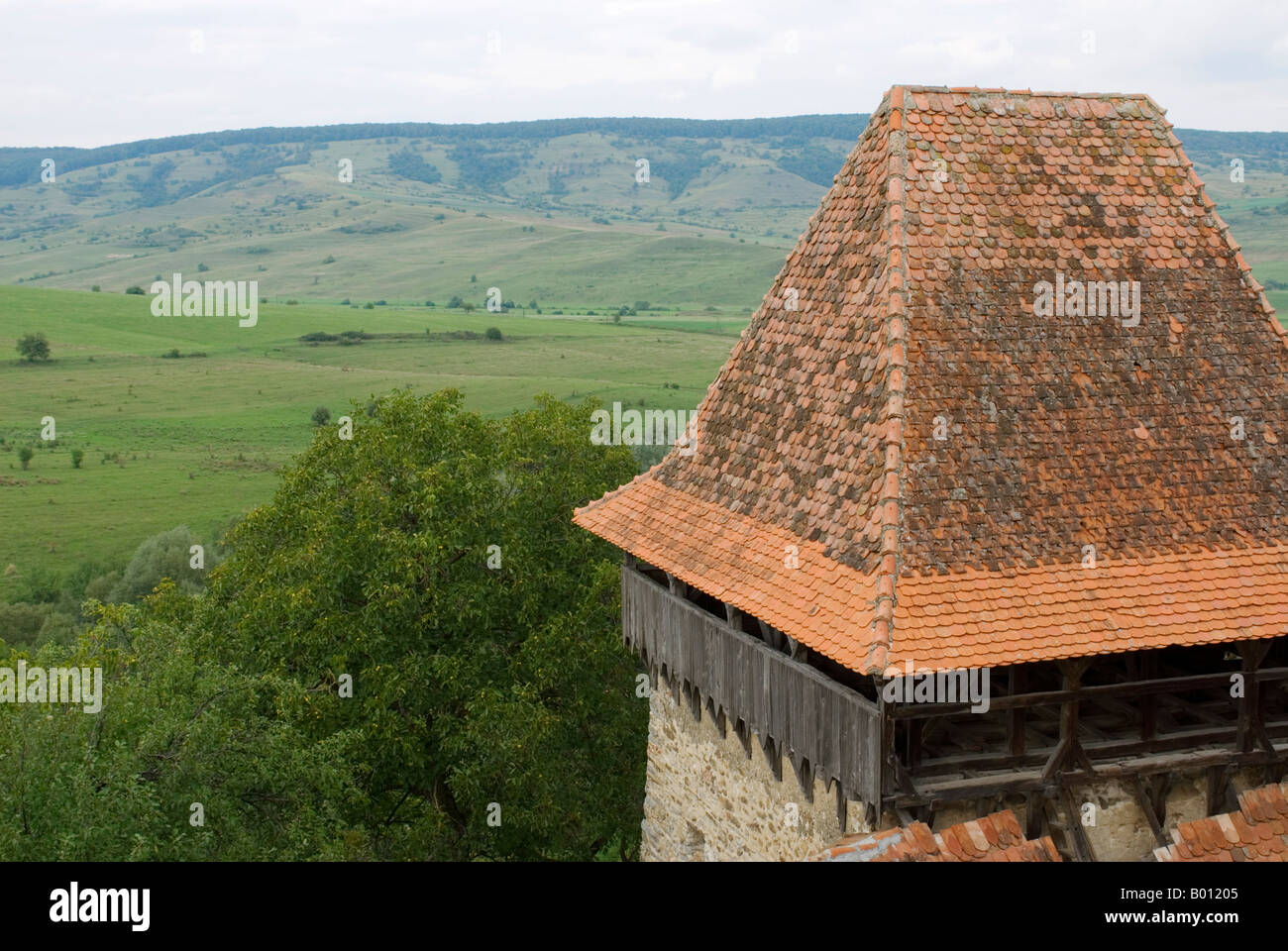 La Romania, Transilvania, Viscri. Vista dal tetto dell'UNESCO protetti Viscri Chiesa. Foto Stock