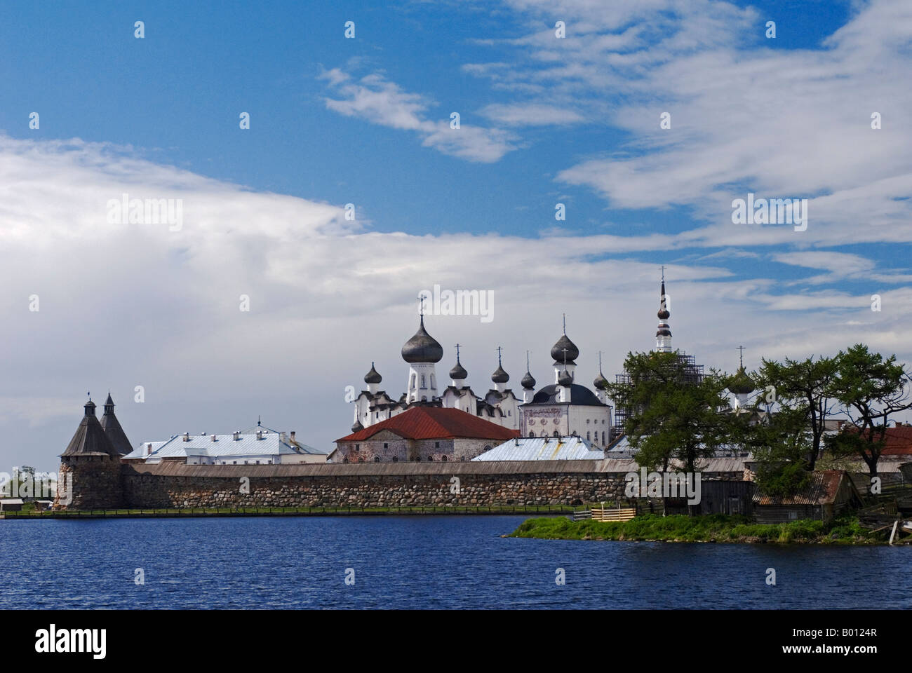 Russia, Carelia, il Lago Onega, isola di Kizhi. La Chiesa della Trasfigurazione in background con la Chiesa del profeta della Madre di Dio in primo piano. Foto Stock