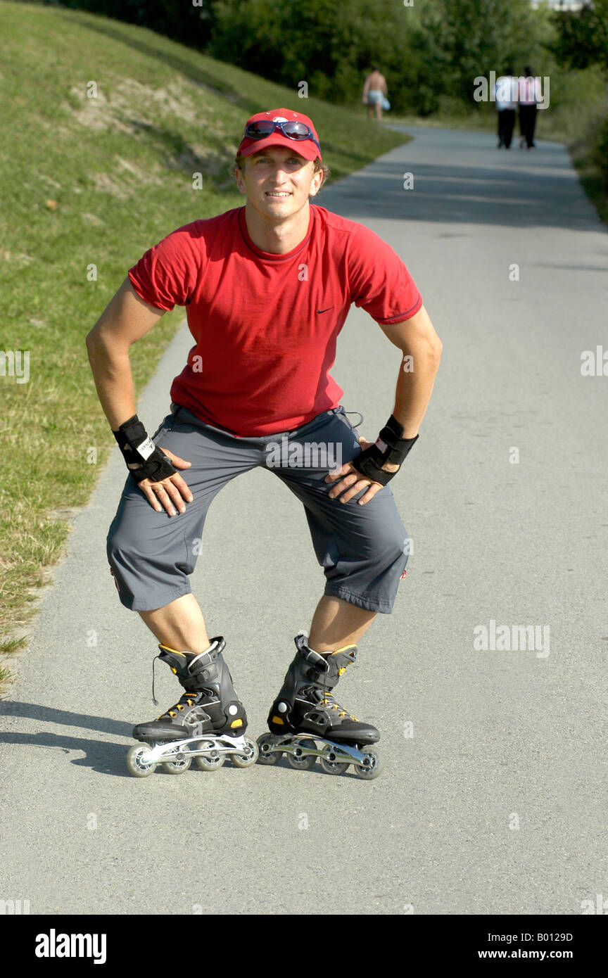 Skater rullo sull'isola del Danubio Foto Stock