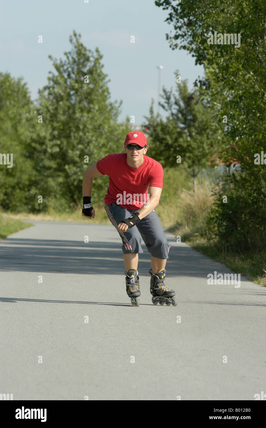 Skater rullo sull'isola del Danubio Foto Stock
