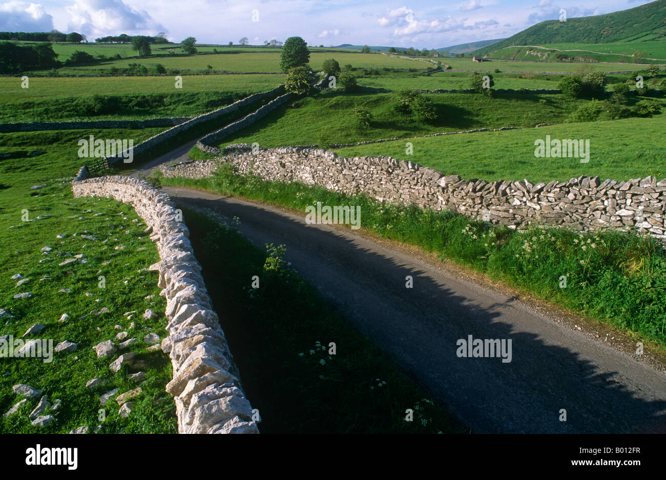Inghilterra, Derbyshire, Peak District. Strada rurale che corre attraverso il Parco Nazionale di Peak District. Foto Stock