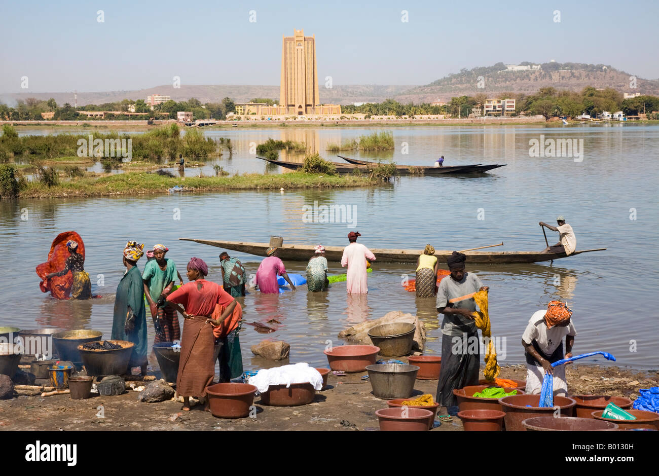Mali Bamako. La tintura e il risciacquo panno di cotone sulla periferia di Bamako. Foto Stock