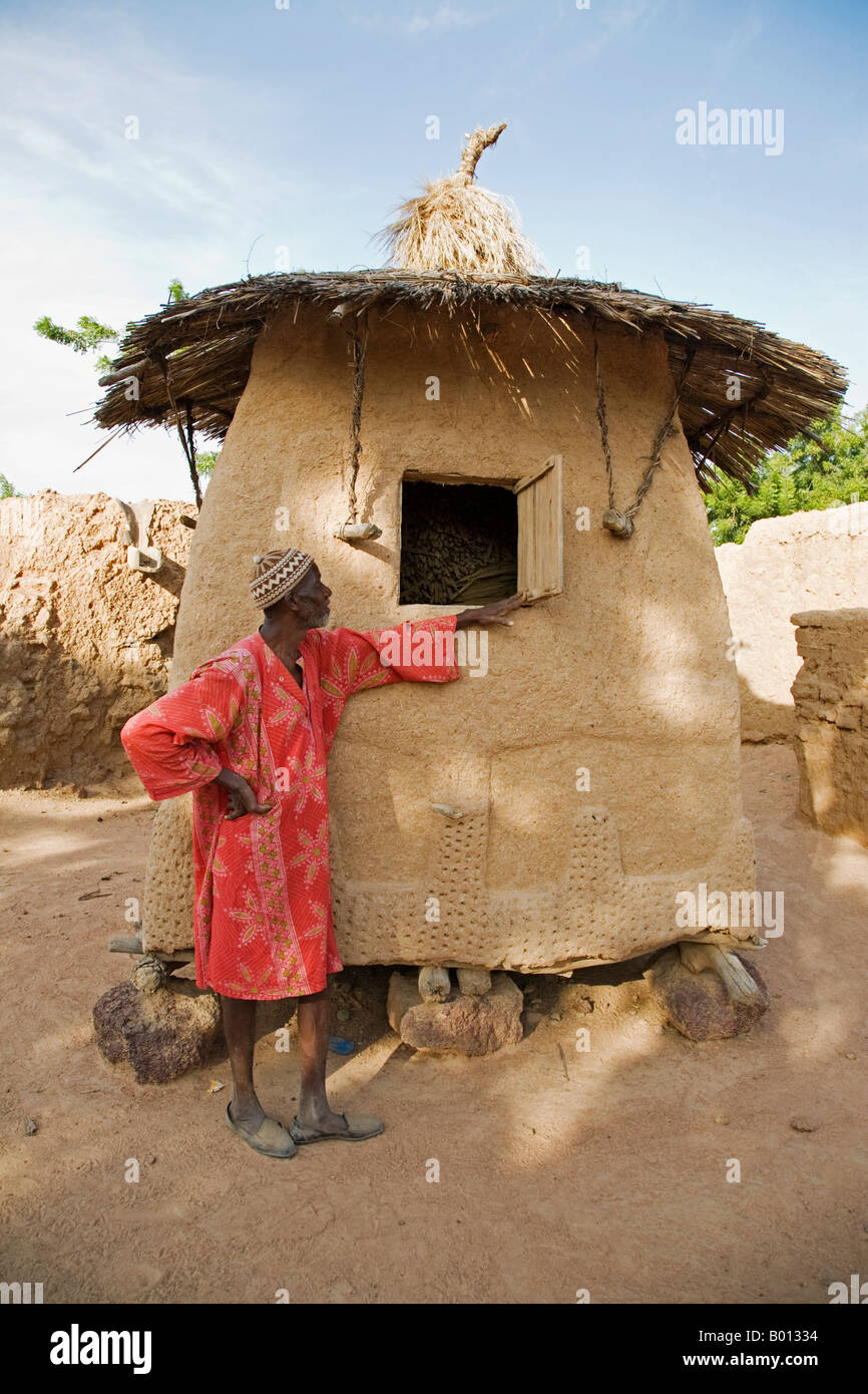 Mali, Mopti. Un Bobo uomo accanto a suo granaio di miglio a Bobo villaggio nei pressi di Mopti. La piccola comunità di Bobo persone è cristiana. Foto Stock