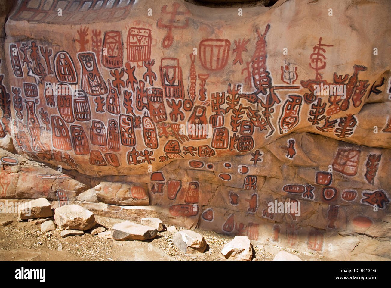 Mali, Paese Dogon. Una grotta decorata parete presso l'attraente villaggio Dogon di Songho sulla sommità della scarpata Bandiagara. Foto Stock