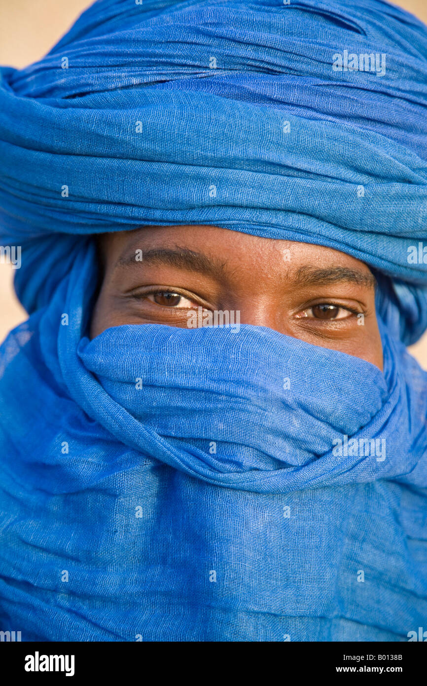 Mali, Timbuctu. Gli occhi di un uomo Tuareg nel suo turbante blu a Timbuctu. Foto Stock