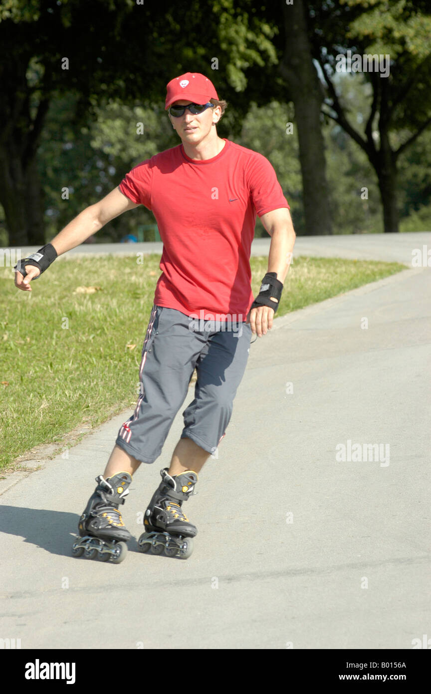 Skater rullo sull'isola del Danubio Foto Stock