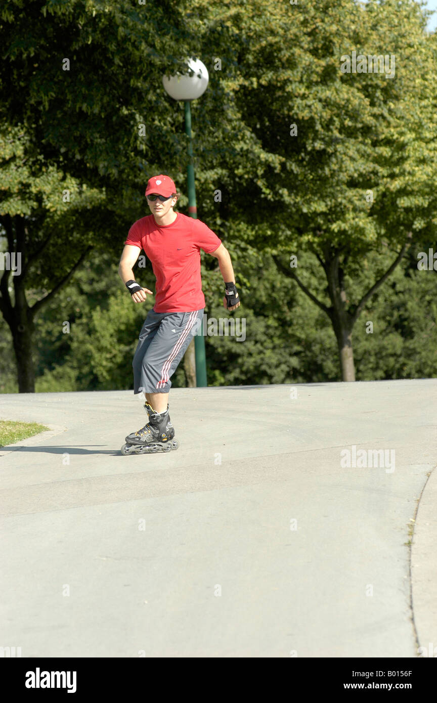 Skater rullo sull'isola del Danubio Foto Stock