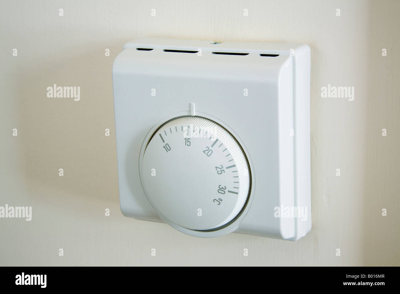 La Gran Bretagna UK riscaldamento termostato montato a parete set a bassa temperatura di 15 gradi centigradi Foto Stock